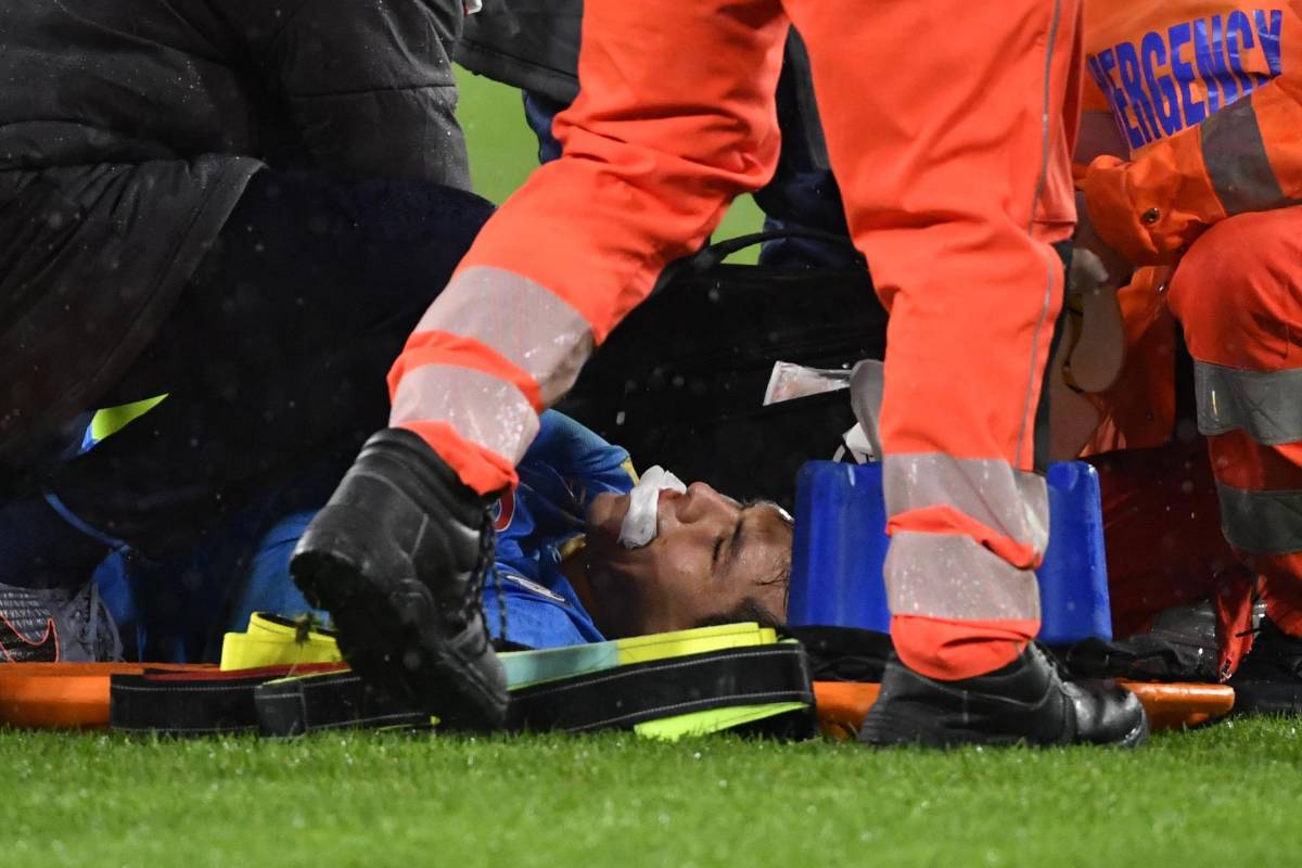 Terrible: Así quedó el rostro del Chucky Lozano tras un nuevo choque con la cabeza, salió en camilla y con collarín