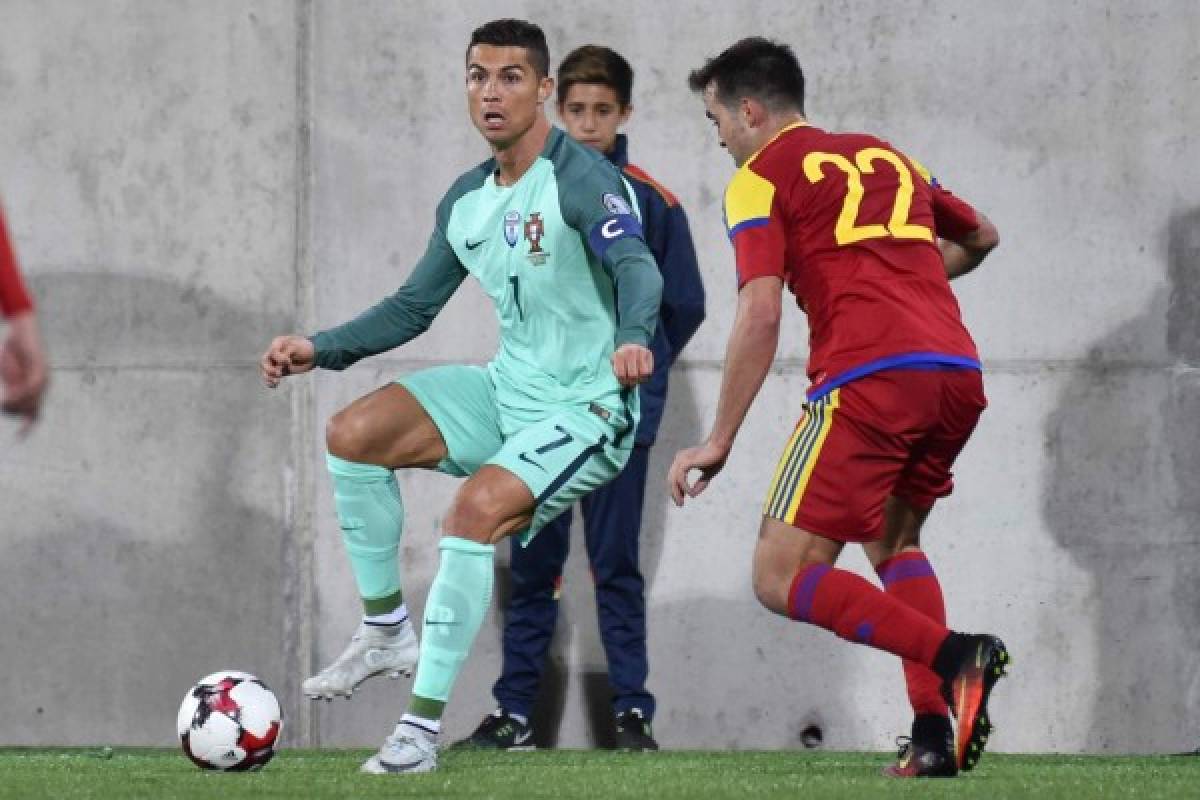 Portugal's forward CristIano Ronaldo (l) vies with Andorra's midfielder Victor Rodriguez during the FIFA World Cup 2018 football qualifier between Andorra and Portugal at the Municipal Stadium in Andorra la Vella, on October 7, 2017. / AFP PHOTO / PASCAL PAVANI