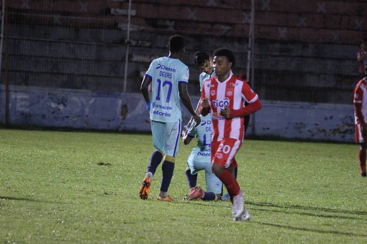 Debut amargo: Así fue el estreno del volante mexicano Carlos Gullit Peña con los colores del Vida