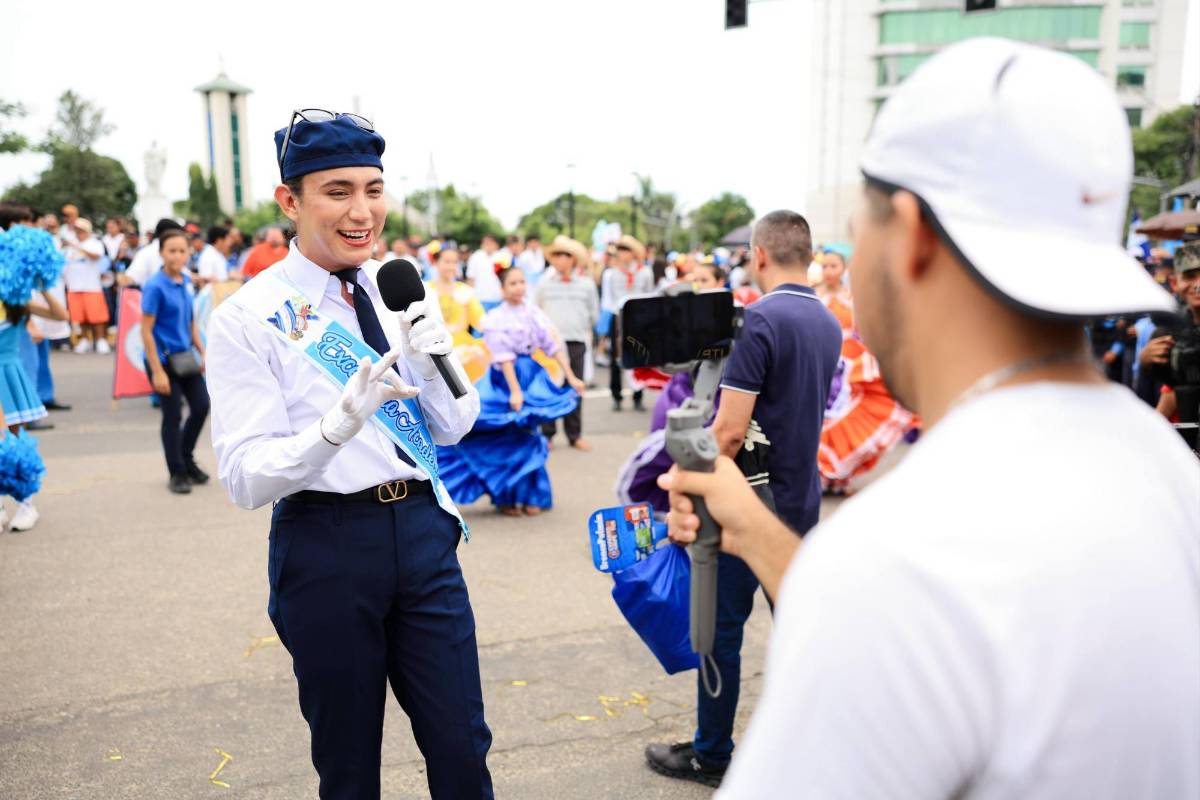 Honduras: tiktokers en excelencia académica, bellas presentadoras, Teófimo López presente y patriotismo en el desfile del 15 de septiembre