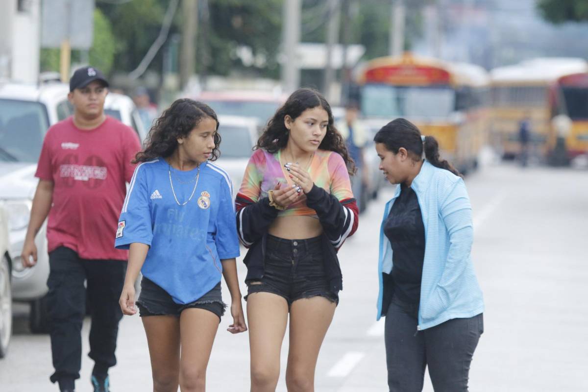Ambientazo en el estadio Rubén Deras, hermosas jóvenes y ni la lluvia detiene la gran final del ascenso de Honduras entre CD Choloma y Platense