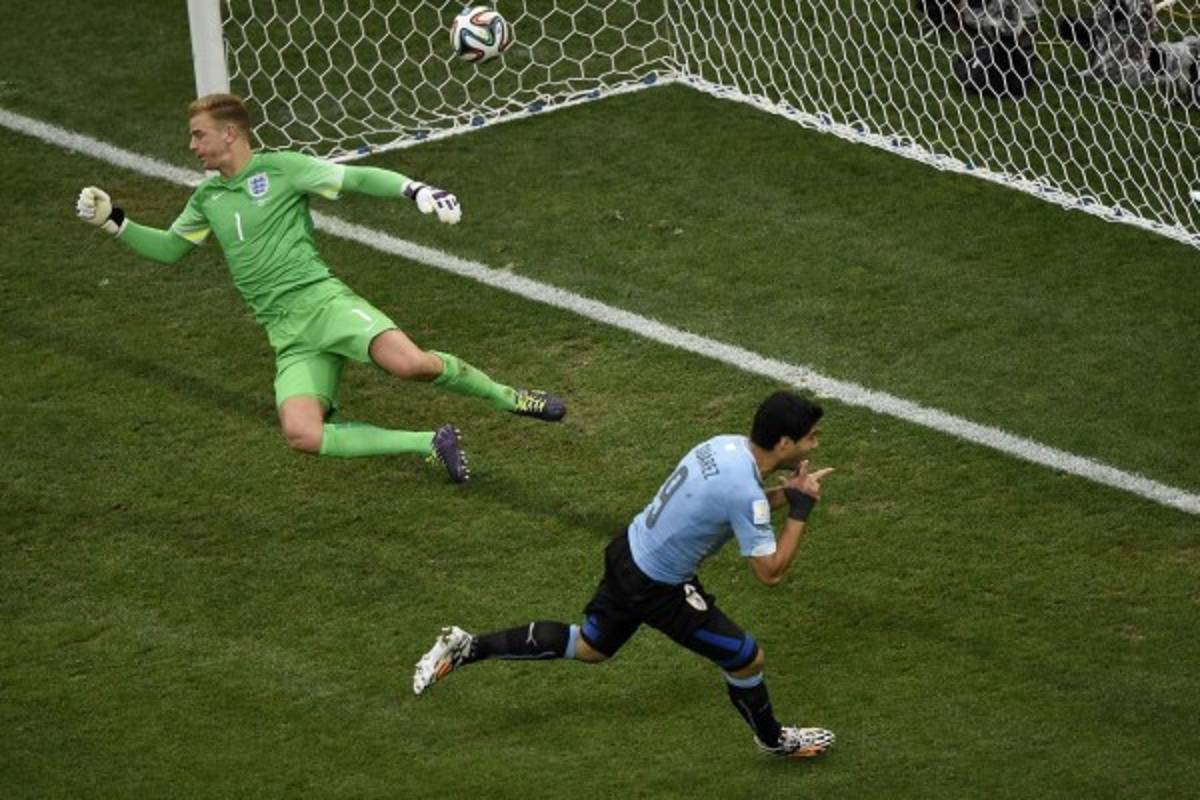 Uruguay ganó 2-1 a Inglaterra con un doblete de Luis Suárez