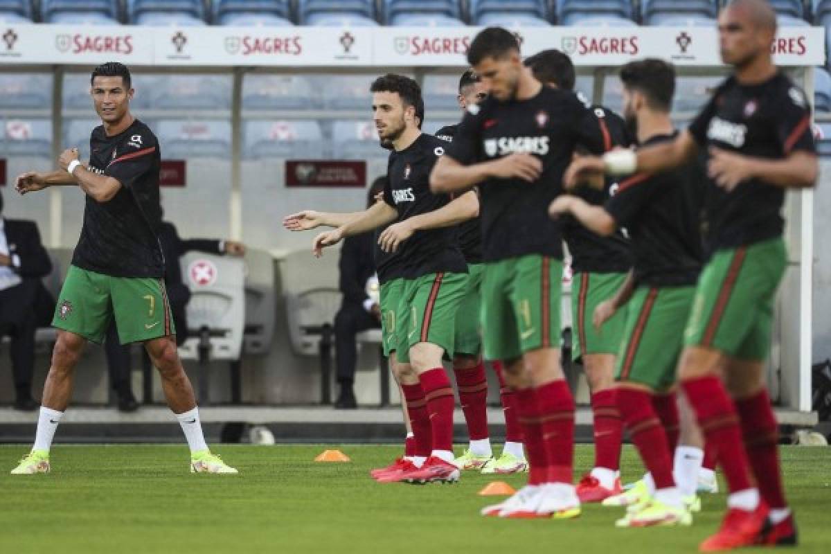 Cristiano Ronaldo suelta puñetazo a su rival y así festejó tras convertirse en el histórico goleador de selecciones