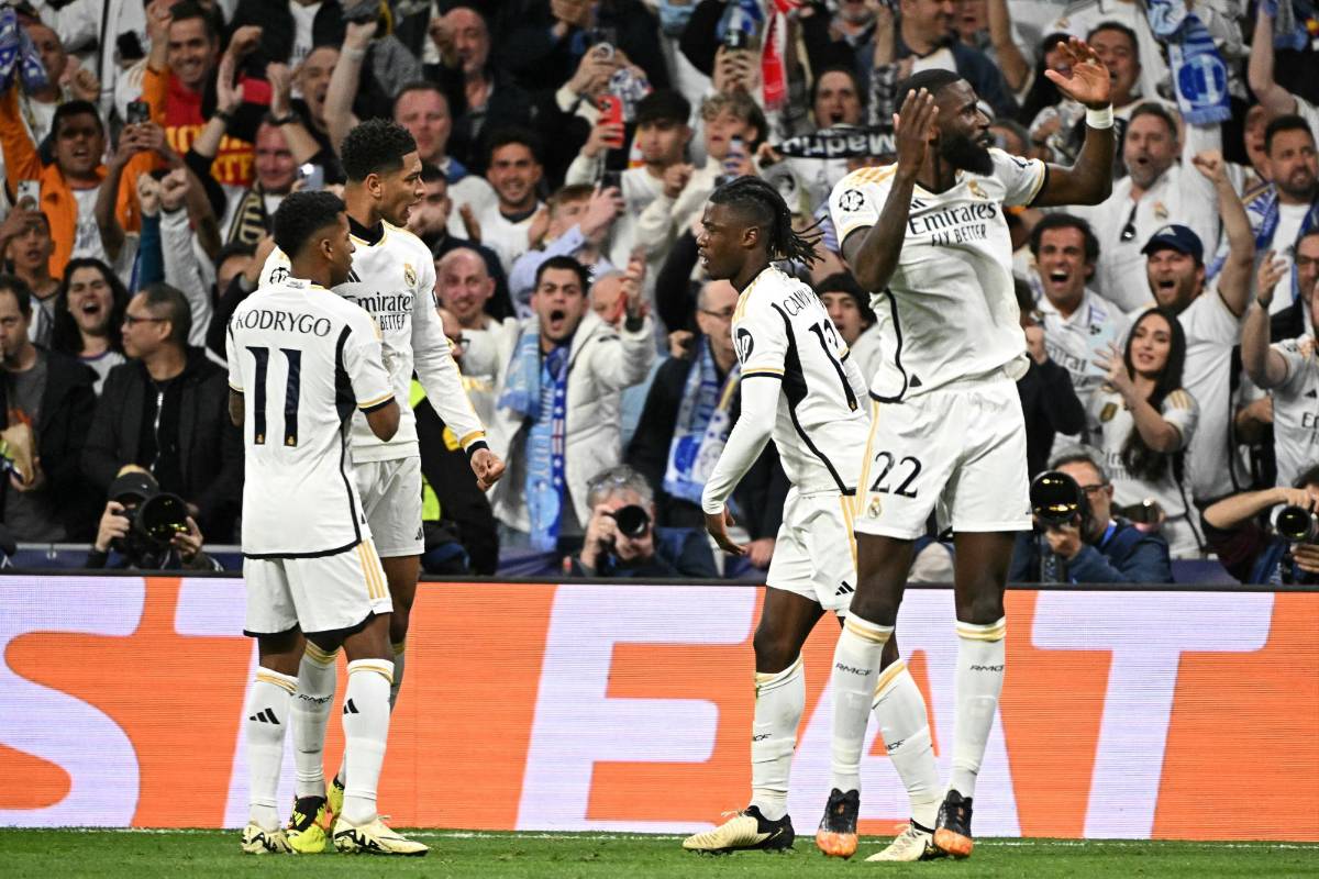 Real Madrid - City: Guardiola explota en el Bernabéu, el extraño gesto de Ancelotti y el cruce de Vinicius con rival