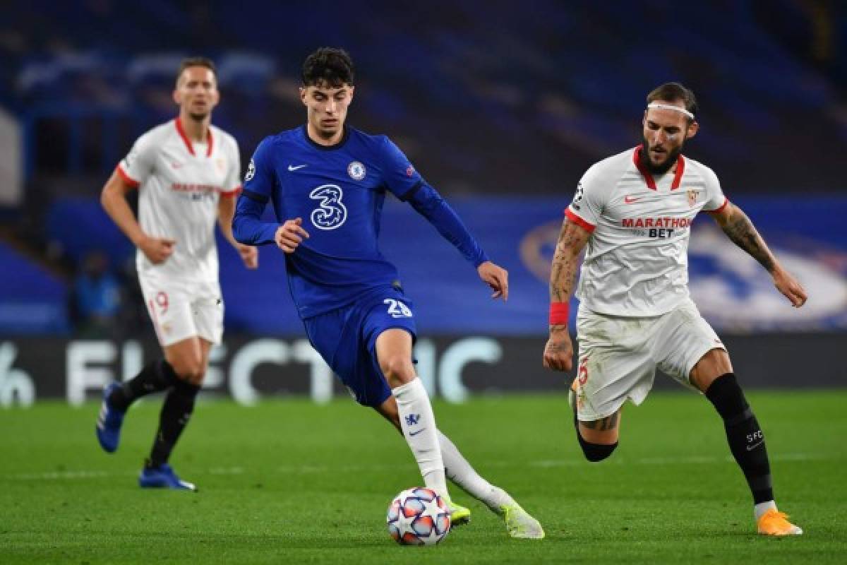 Chelsea's German midfielder Kai Havertz (C) dribbles away from Sevilla's Serbian midfielder Nemanja Gudelj (R) during the UEFA Champions League first round Group E football match between Chelsea and Sevilla at Stamford Bridge in London on October 20, 2020. (Photo by Glyn KIRK / POOL / AFP)