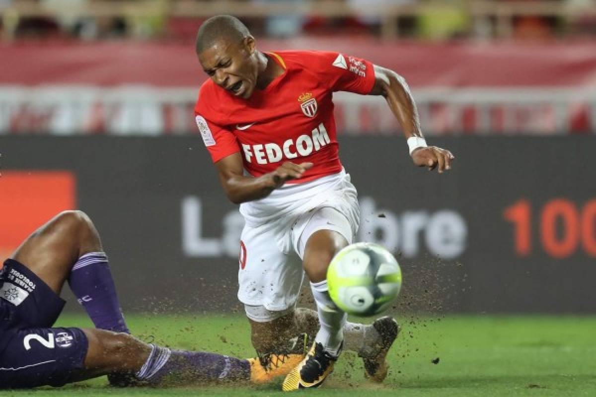 Monaco's French forward Kylian Mbappe reacts as he falls during the French L1 football match between Monaco (ASM) and Toulouse (TFC) at Louis II Stadium in Monaco on August 4, 2017. / AFP PHOTO / VALERY HACHE