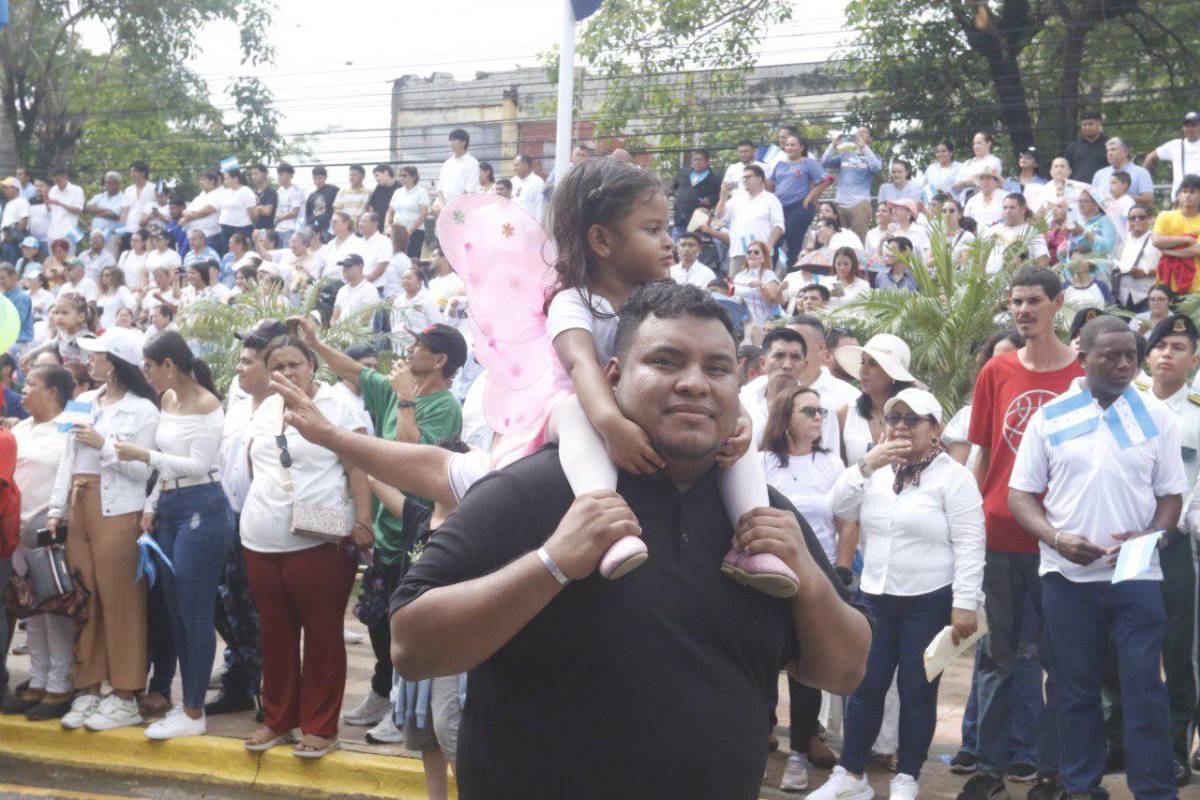 Honduras: tiktokers en excelencia académica, bellas presentadoras, Teófimo López presente y patriotismo en el desfile del 15 de septiembre