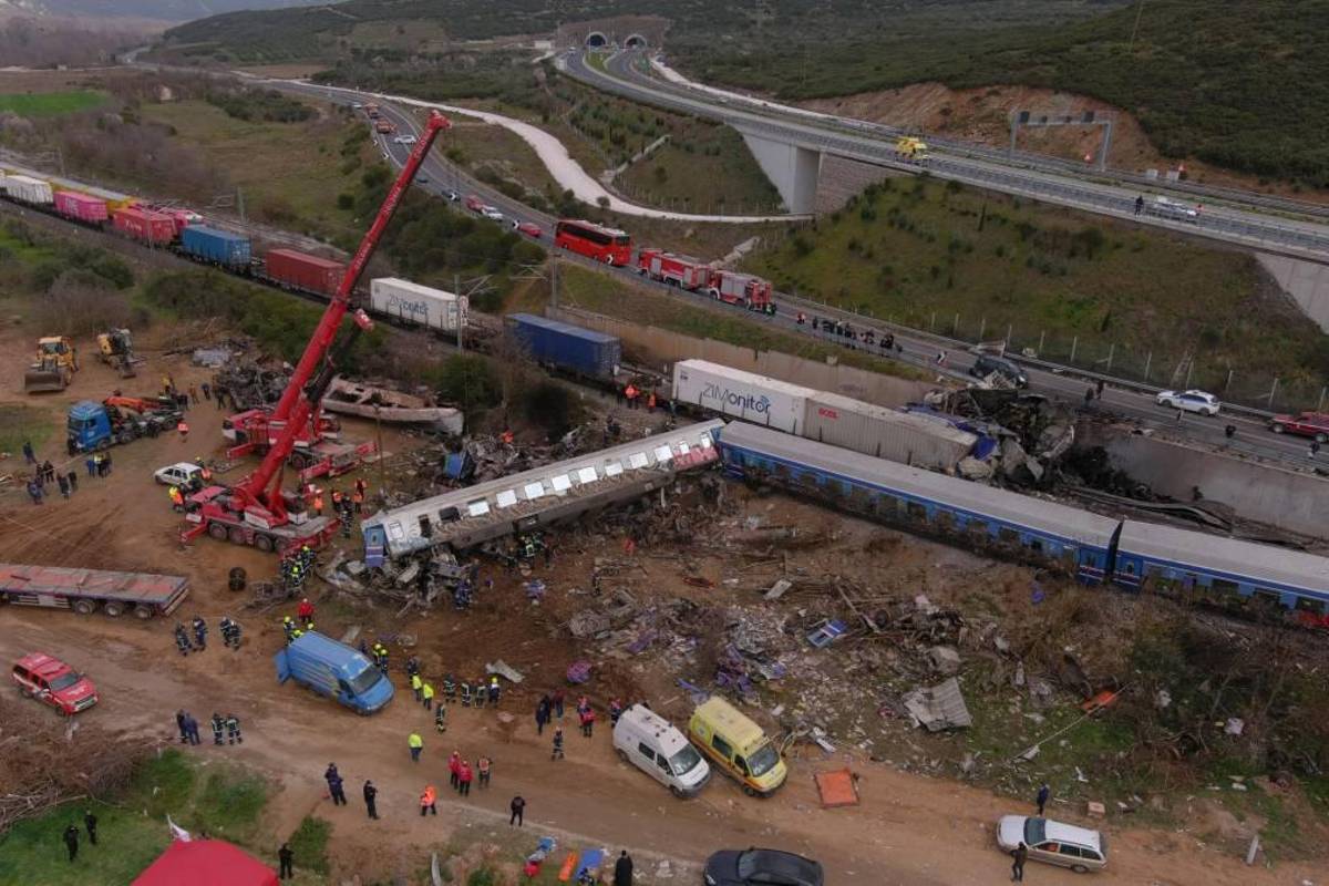 Las fotos del brutal choque de trenes en Grecia: el motivo del accidente y murieron 36 personas