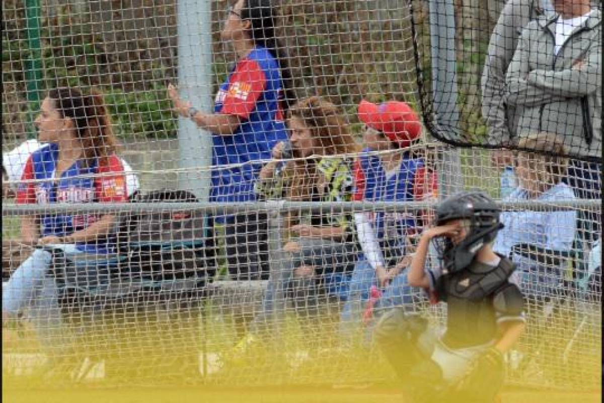 Incómodo momento: Shakira y Piqué estuvieron en un partido de béisbol de su hijo y así fueron captados