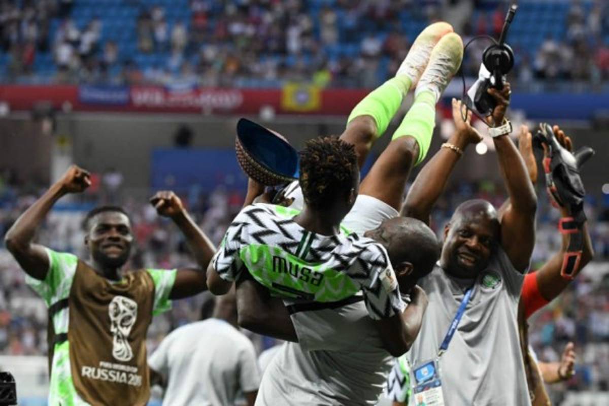 CURIOSAS: El jugador de Islandia que recibió consuelo de su esposa y la celebración nigeriana