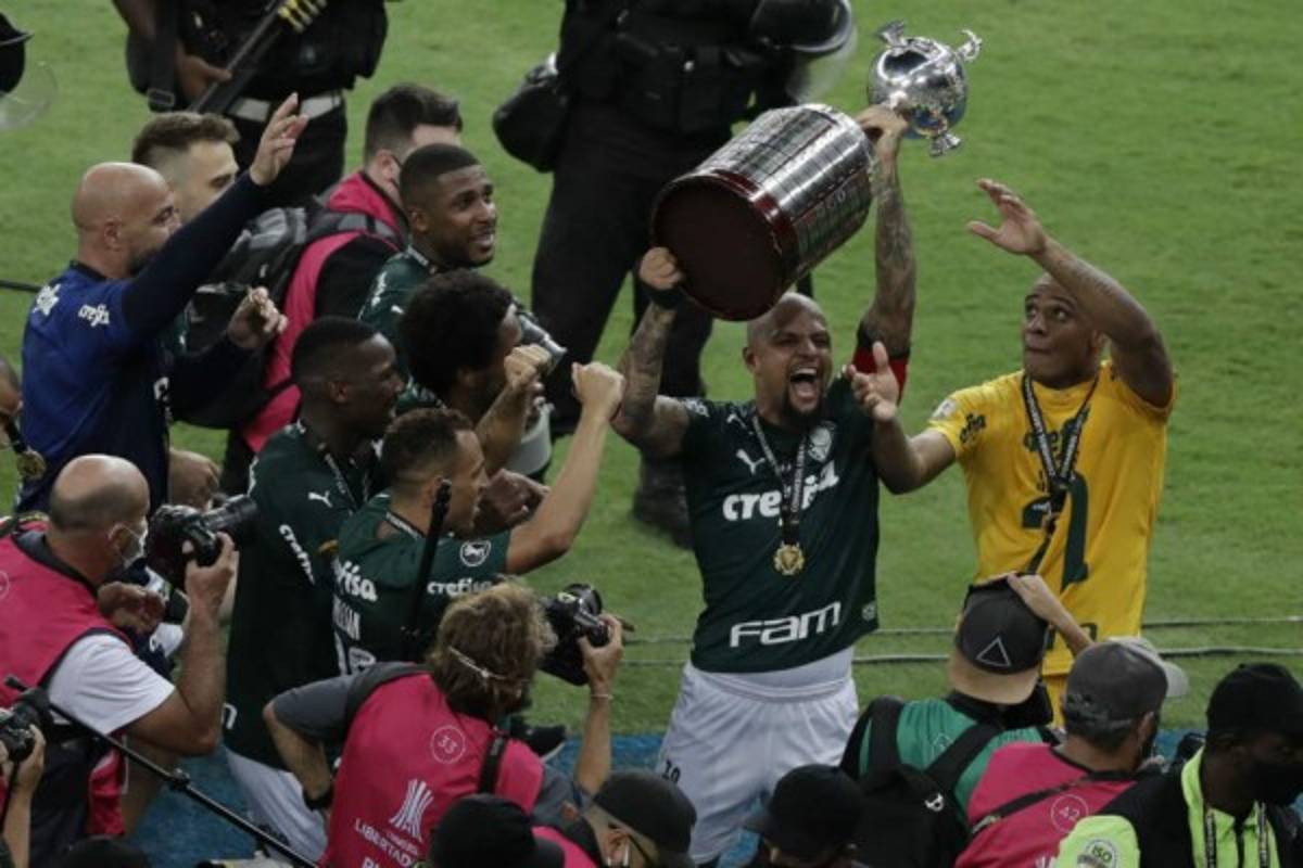 Fotos: La maldición de tocar la Copa Libertadores antes del juego y el gran festejo del Palmeiras