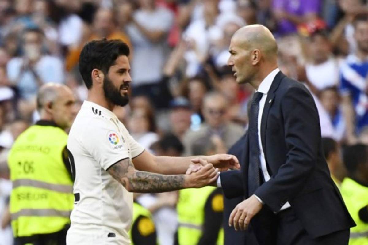 ¡Amor y feli-Zidane en el Bernabéu! A Florentino le sacaron dos fuertes pancartas