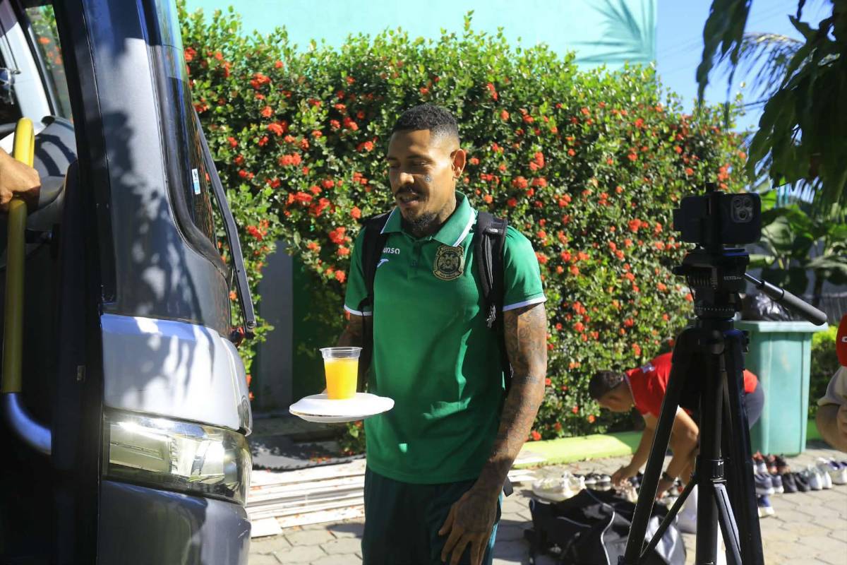 Marathón sale rumbo a Tegucigalpa: El jugador con la biblia en mano, otro con tablet y todos los cachivaches de Rubilio