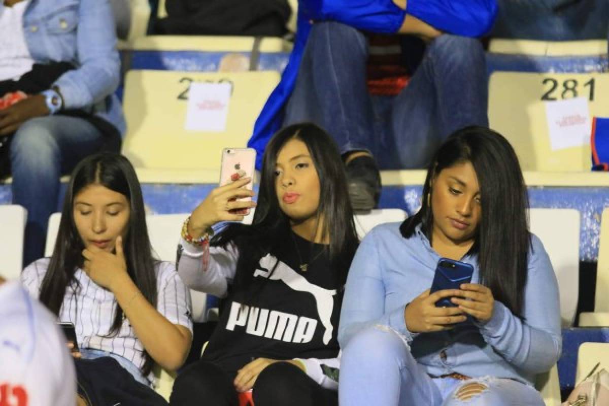 FOTOS: Las hermosas chicas que invadieron el estadio Nacional