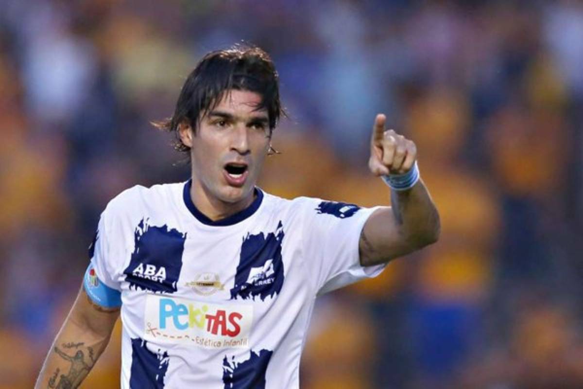 'El loco' Abreu impone récord Guinness tras vestir 26 camisetas distintas en su carrera