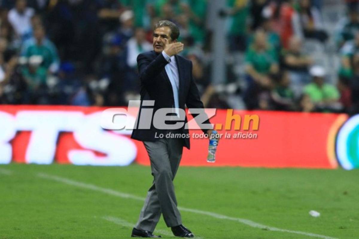 Mientras unos jugadores de Honduras sufrían, otro cambiaba camisa