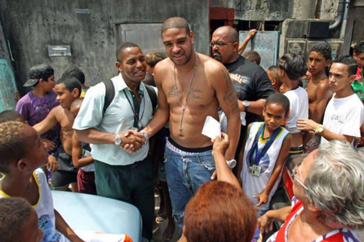 Así es Vila Cruzeiro, la favela más peligrosa de Brasil donde vive Adriano: “Veo a mi padre en cada uno de estos callejones”