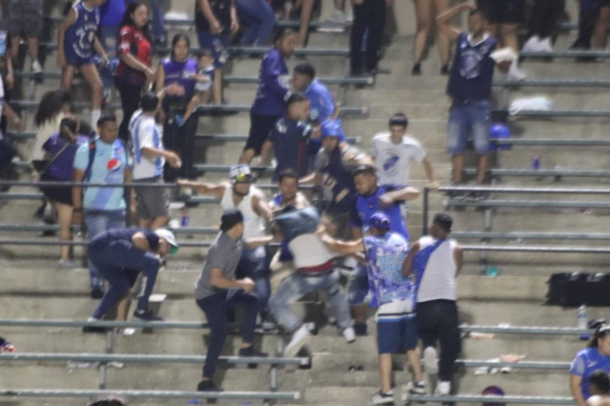 ¡Batalla campal entre aficionados del Motagua en amistoso en USA! La razón de los golpes y la policía intervino