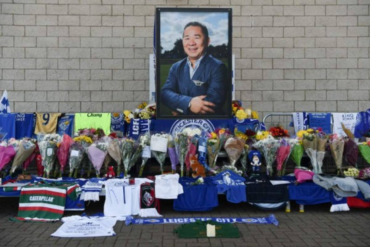 Jugadores del Leicester le rindieron tributo a su presidente en el King Power Stadium