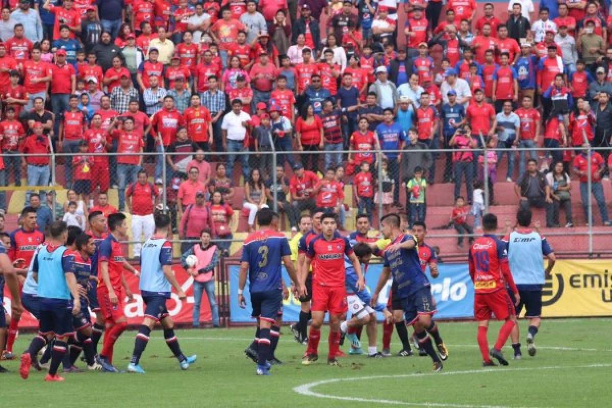 La pelea salvaje entre jugadores del Municipal y Xelajú en Guatemala; hubo ocho expulsados