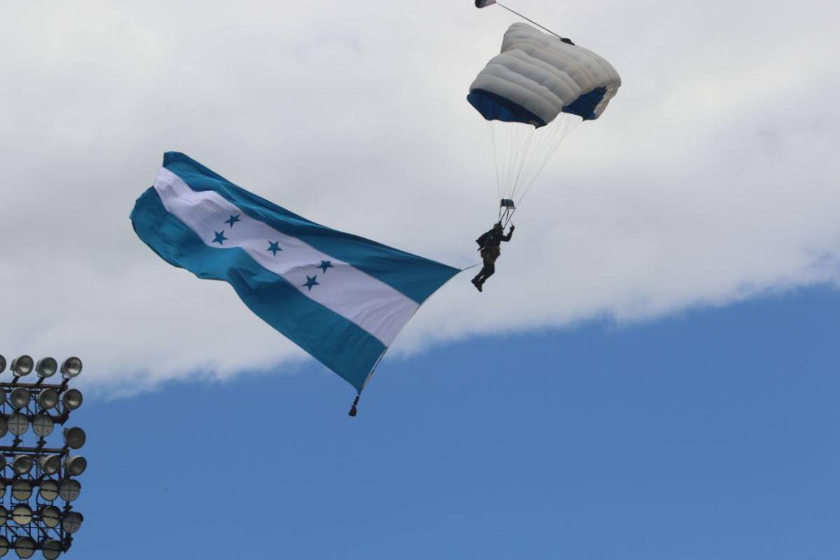Honduras: tiktokers en excelencia académica, bellas presentadoras, Teófimo López presente y patriotismo en el desfile del 15 de septiembre