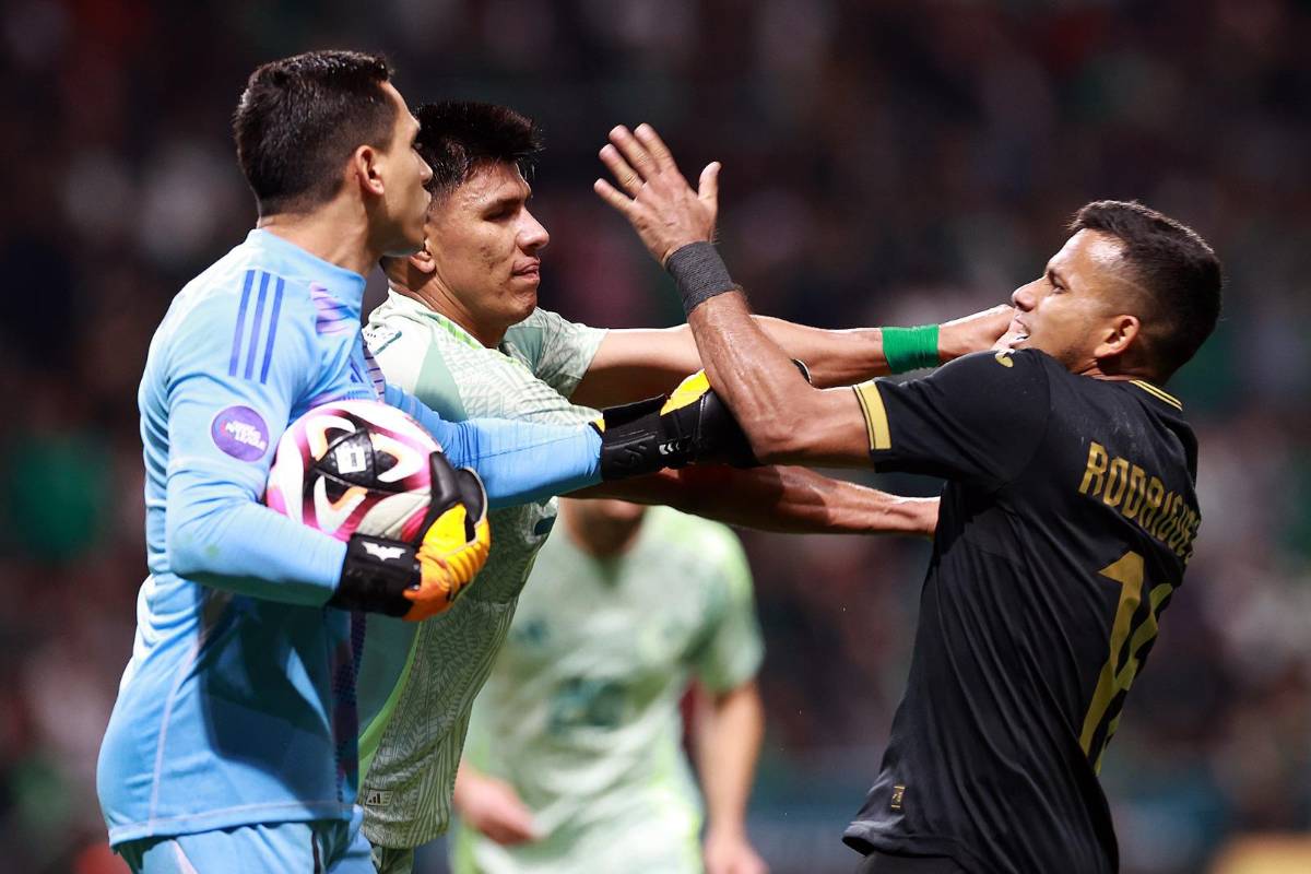 Con tremenda bronca terminó el México vs Honduras y miembro del cuerpo técnico de la Bicolor sufrió agresión