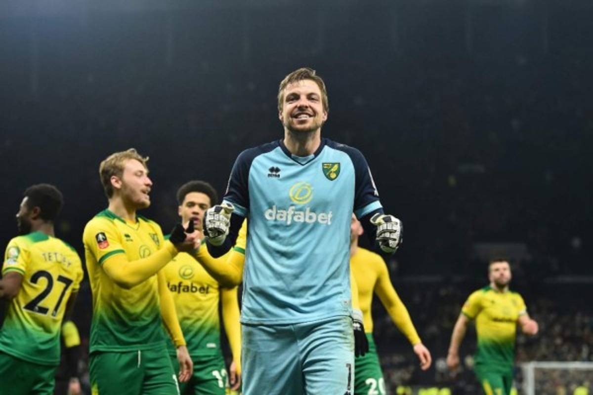 ¡Portero del Norwich utiliza termo de agua para eliminar al Tottenham de Mourinho!