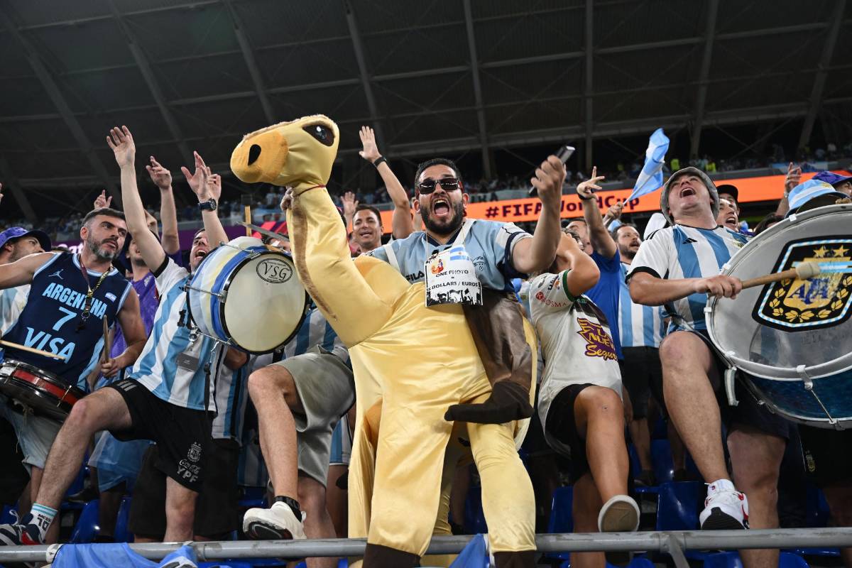 No se vio por TV: Hijos de Messi y sus relajos en el palco, el enojo de Antonela y el amigo de Maradona