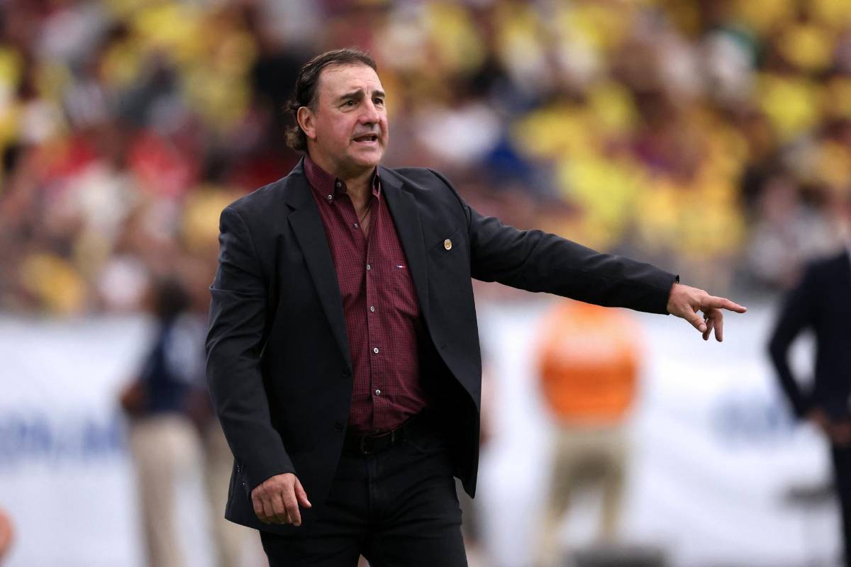 Copa América 2024: ¿Por qué Néstor Lorenzo, entrenador de Colombia, utiliza la misma camisa en todos los partidos?