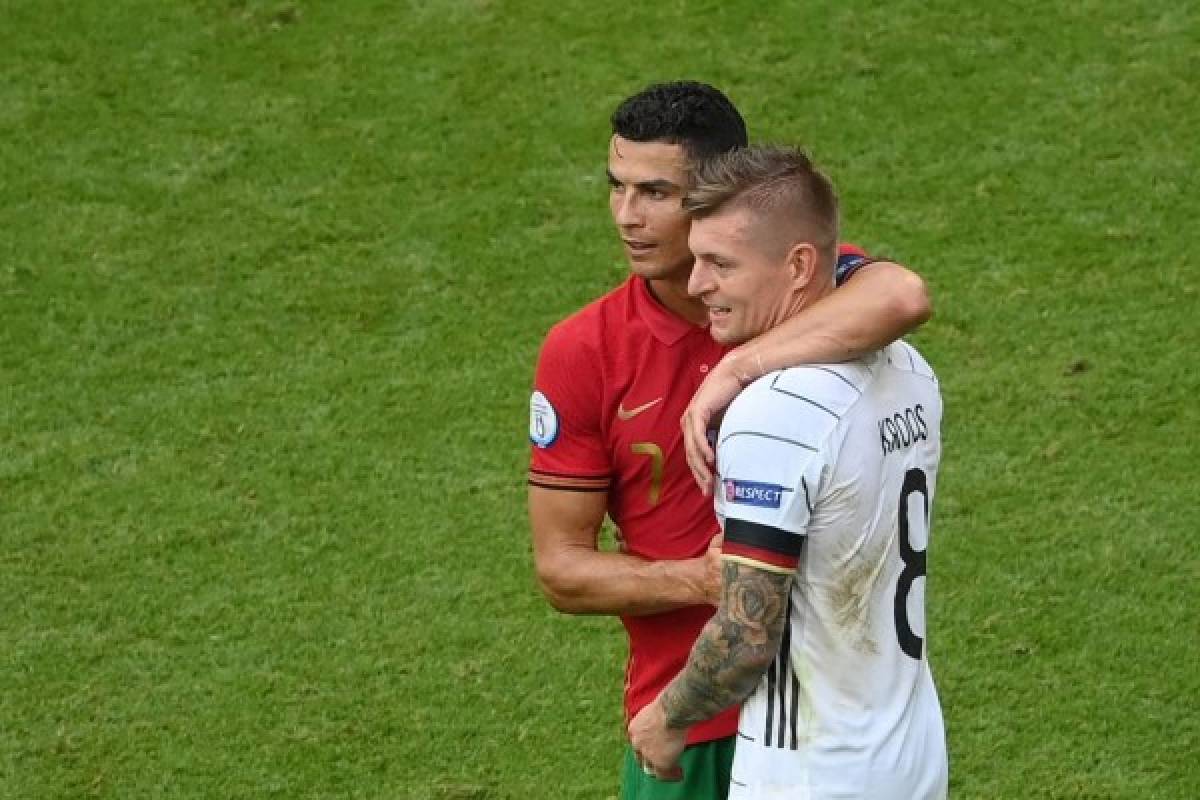 No se vio: El enojo de Cristiano Ronaldo, su reencuentro con Kroos y regaló su camisa a un aficionado