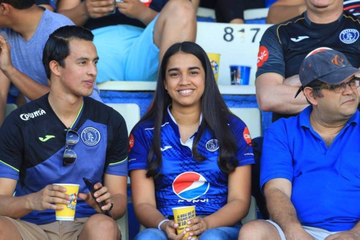 FOTOS: Las bellas chicas que adornaron la semifinal Motagua-Platense