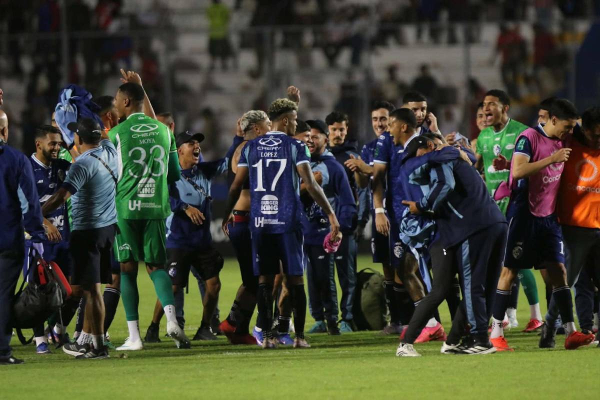 La desgarrada imagen de Bennett, otro error de Menjívar y las leyendas