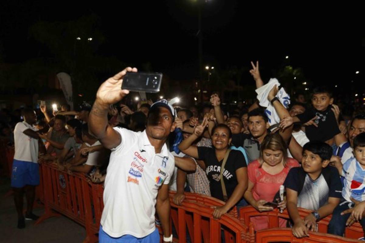 FOTOS EN CHOLOMA: El baile de Pinto, la selfie de Costly y el hombre vestido de mujer