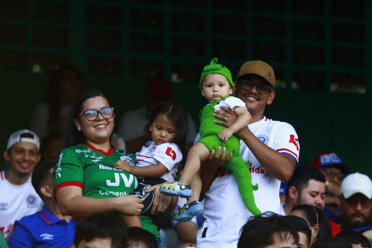 ¿Quién es la de verde? Las hermosas mujeres enamoraron en el Estadio Morazán