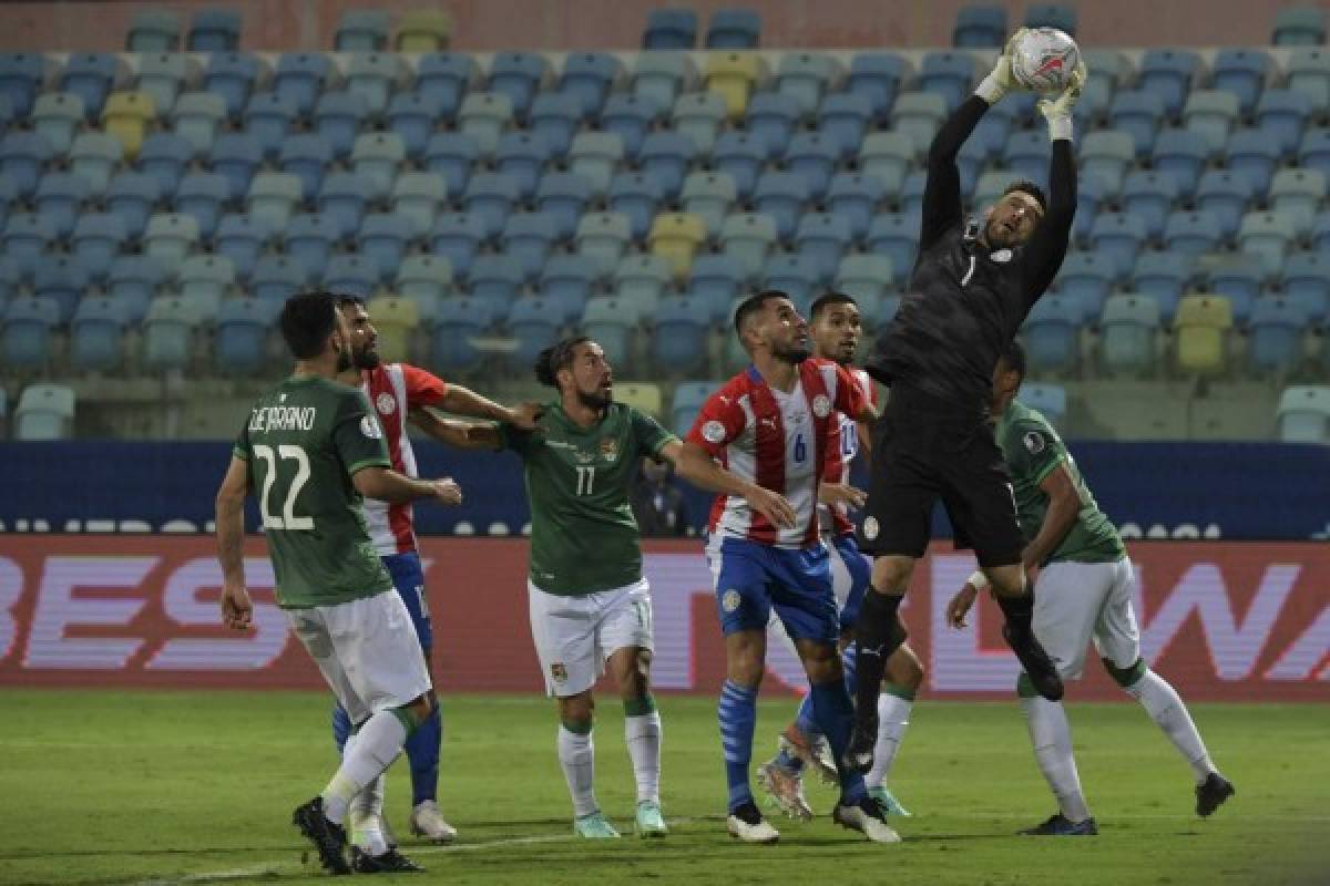 Paraguay's goalkeeper Antony Silva catches the ball during the Conmebol Copa America 2021 football tournament group phase match against Bolivia at the Olympic Stadium in Goiania, Brazil, on June 14, 2021. (Photo by NELSON ALMEIDA / AFP)