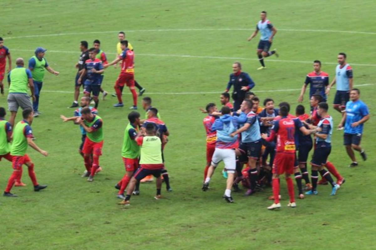 La pelea salvaje entre jugadores del Municipal y Xelajú en Guatemala; hubo ocho expulsados
