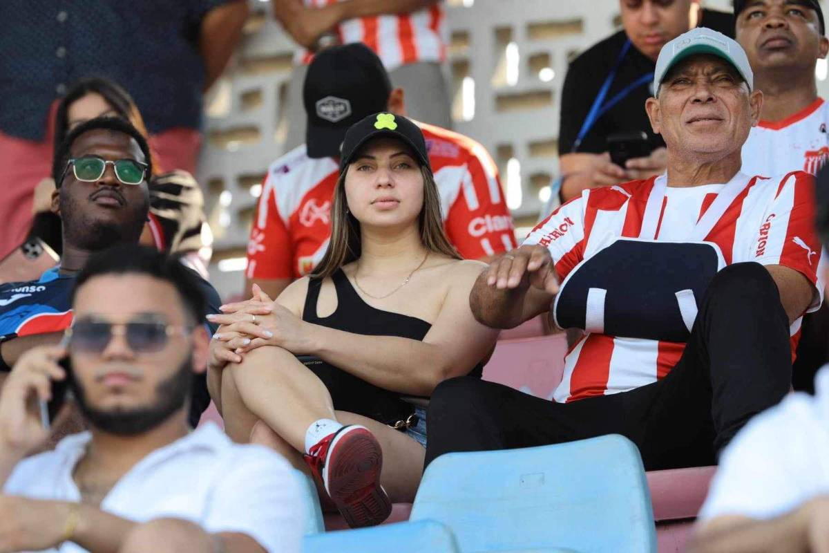 La reina que enamoró en La Ceiba y el Yankel estuvo lleno de hermosuras: las bellas mujeres que visitaron los estadios de Honduras