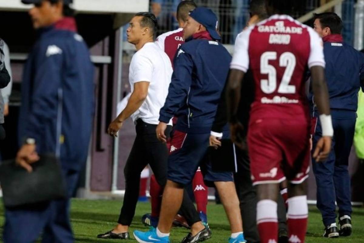 ¡Bochorno! Saprissa-Herediano terminó entre golpes, empujones e insultos