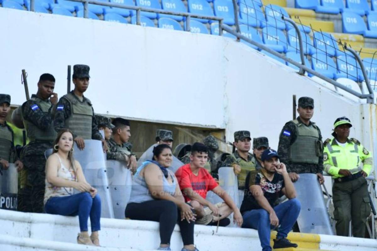 Policías y militares coparon el Olímpico; las provocaciones entre barras no pararon