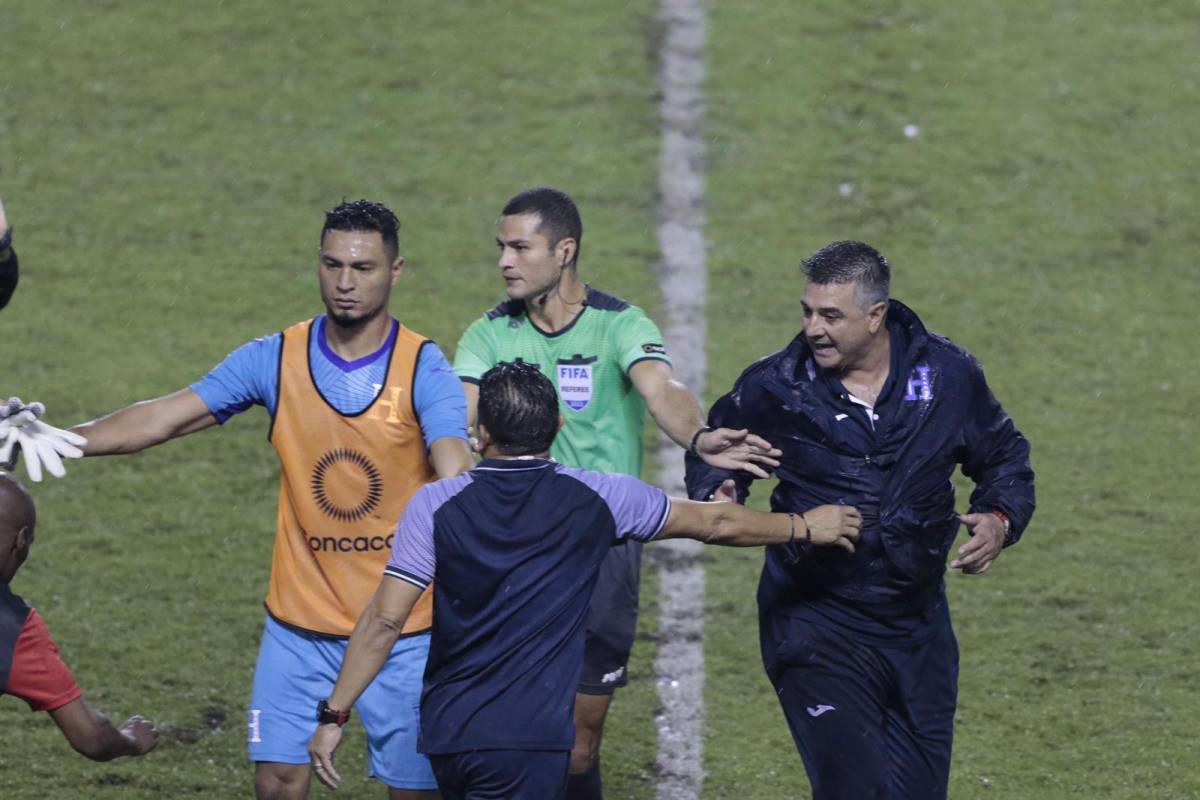 Diego Vázquez, suspendido por un partido tras expulsión en el Honduras vs Canadá en la Liga de Naciones de Concacaf
