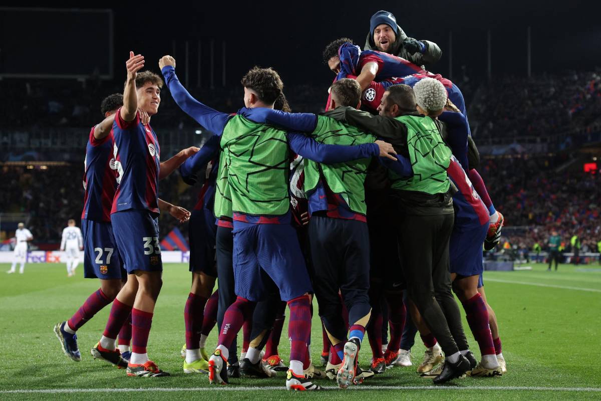 La eufórica celebración del Barcelona y Xavi por volver a cuartos de la Champions y el corte que sufrió Ronald Araújo