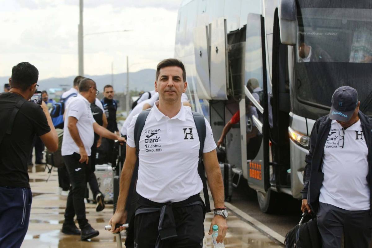 El relax de Kervin y Dereck, la duda de Molina y rostros serios: así viajó Honduras a Jamaica