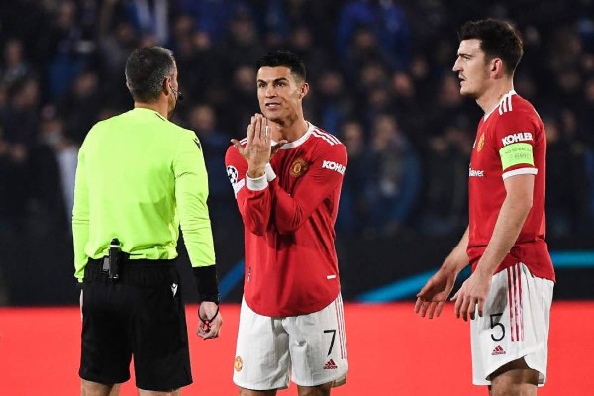 Manchester United's Portugal's forward Cristiano Ronaldo (C) argues with Slovenian referee Slavko Vincic (L) during the UEFA Champions League group F football match between Atalanta and Manchester United at the Azzurri d'Italia stadium, in Bergamo, on November 2, 2021. (Photo by Marco BERTORELLO / AFP)