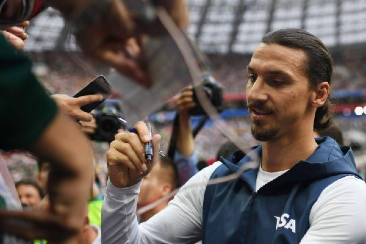 Former Swedish international footballer, Zlatan Ibrahimovic, signs autographs for fans during the Russia 2018 World Cup Group F football match between Germany and Mexico at the Luzhniki Stadium in Moscow on June 17, 2018. / AFP PHOTO / Francisco LEONG / RESTRICTED TO EDITORIAL USE - NO MOBILE PUSH ALERTS/DOWNLOADS