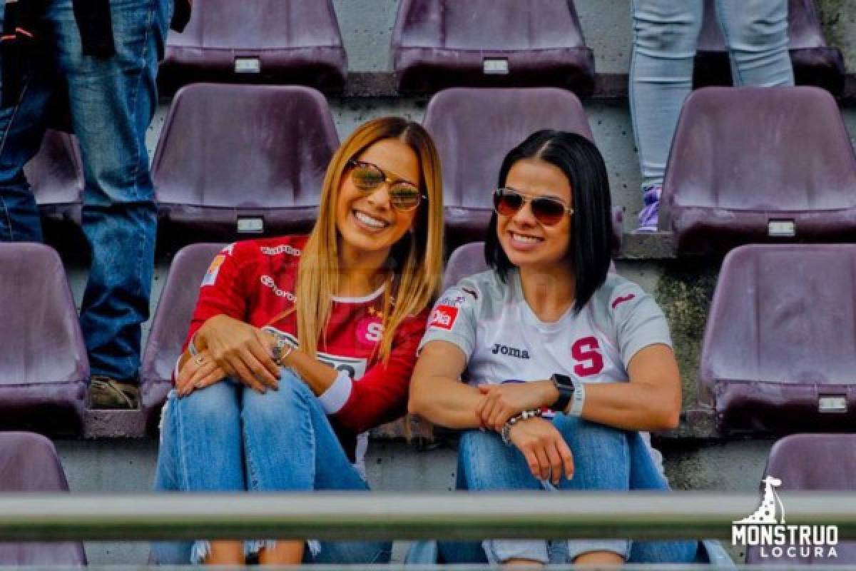 ¡Duelo por la final! El clásico costarricense enfrenta a dos hermosas periodistas