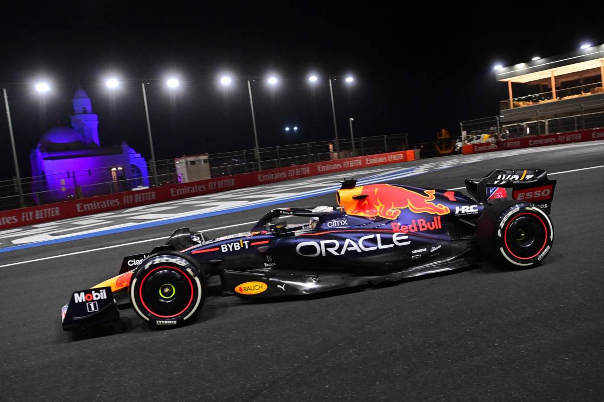 El piloto holandés de Red Bull, Max Verstappen, conduce durante el Gran Premio de Fórmula Uno de Arabia Saudita de 2022 en el circuito Jeddah Corniche.