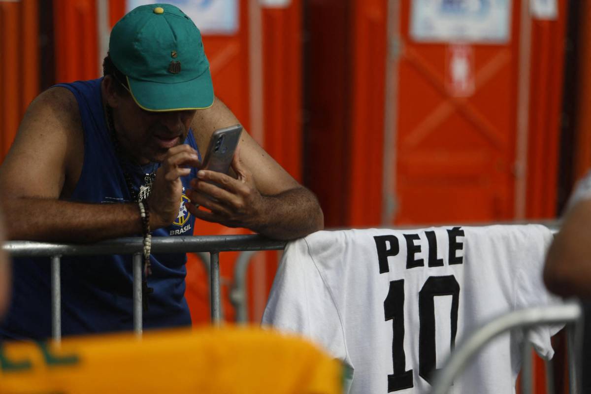 Fotos: Centenares de brasileños dan su último adiós al “rey” Pelé en el estadio del Santos