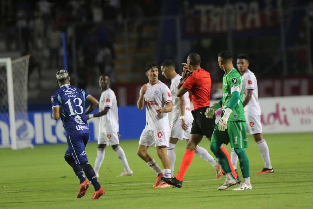 La desgarrada imagen de Bennett, otro error de Menjívar y las leyendas