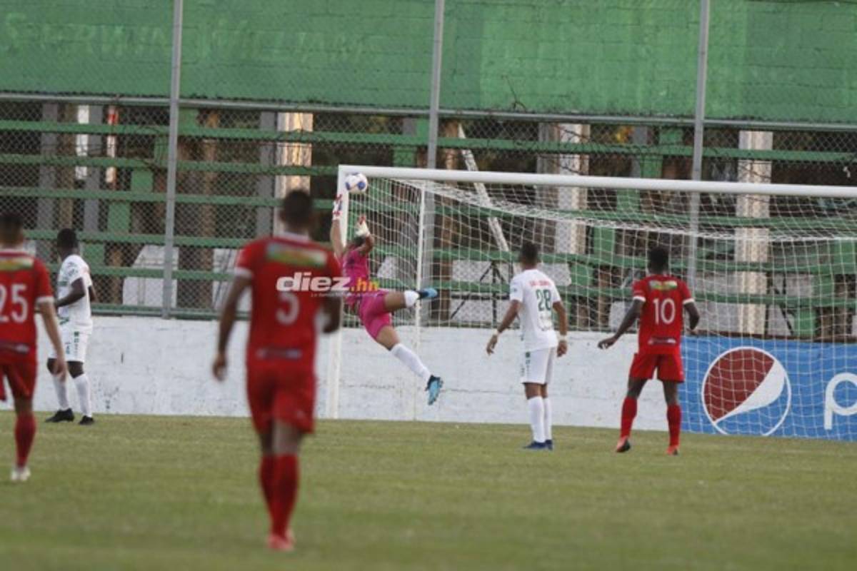 Fotos: Belleza, Golazo de Jeison Mejía en el Excélsior y pancarta contra el racismo
