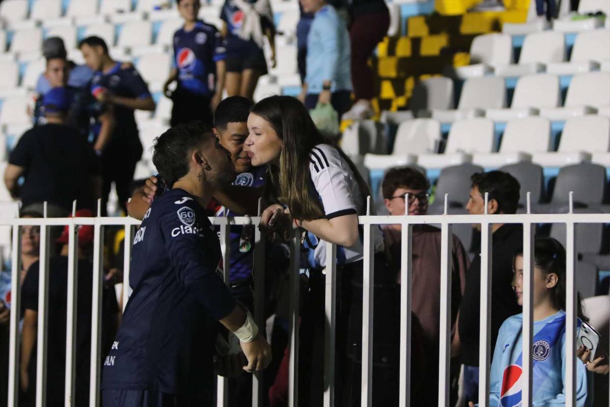 Doble récord y los besos de Auzmendi en su hat-trick y emotivo debut en el Motagua, ¿quién es el niño que brilló?
